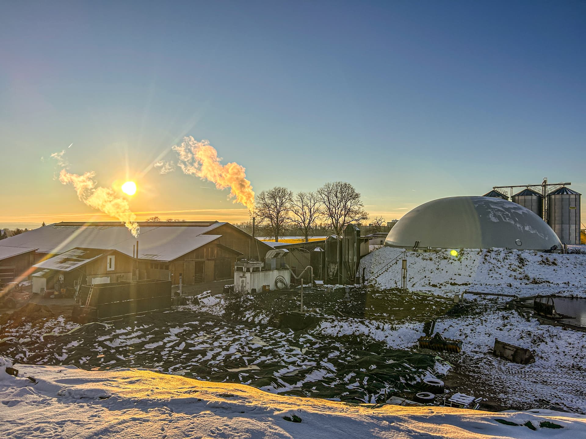 Poolehof mit Biogasanlage im Winter – erneuerbare Energien Nordstetten