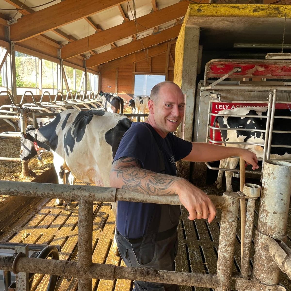 Jürgen Fleig im Kuhstall – Tierwohl und Nähe auf dem Poolehof Nordstetten