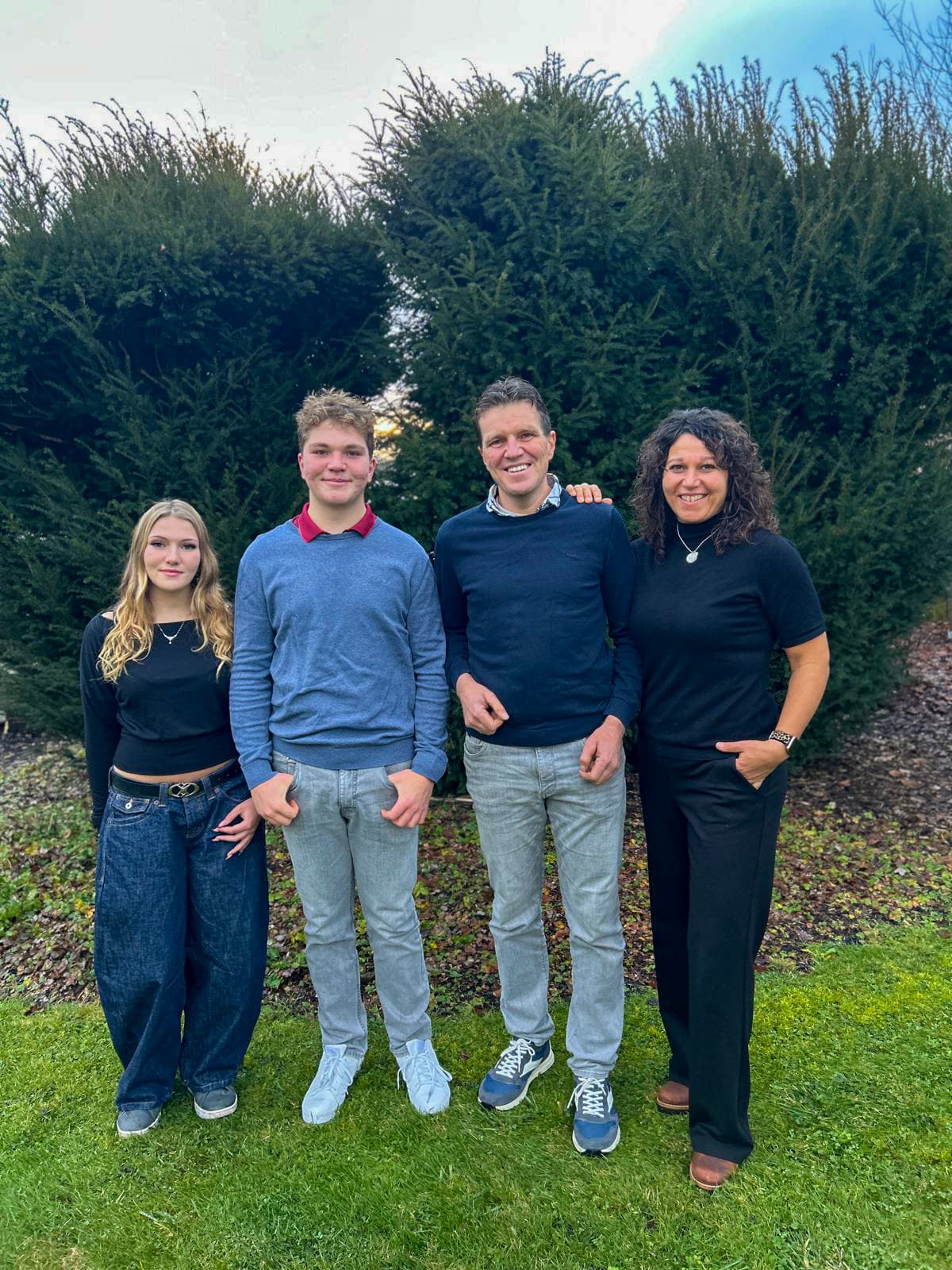 Familie Fleig – Jürgen Fleig mit Familie auf dem Poolehof Nordstetten